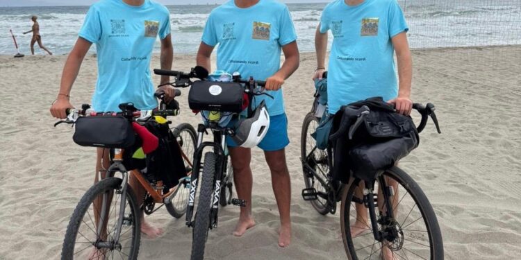 Pedalando per bene: tre ragazzi attraversano la Sardegna in bicicletta per sostenere la ricerca contro tumori e leucemie