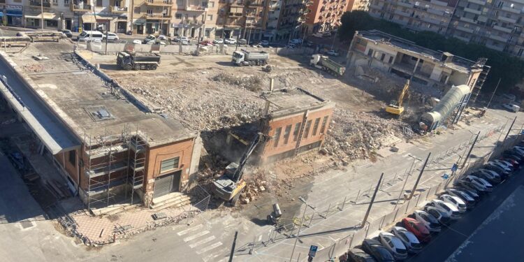 Cagliari, giù anche l’ultimo pezzo di storia e identità: il mercato di San Benedetto non esiste più