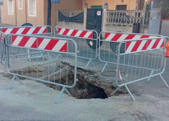 Assemini, la buca di via Coghe diventa una voragine: nuovo crollo durante la notte