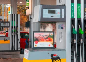 Lunghe file e carburante esaurito anche in Sardegna: “Incredibile esultare per un prezzo altissimo”