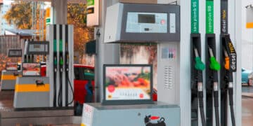 Lunghe file e carburante esaurito anche in Sardegna: “Incredibile esultare per un prezzo altissimo”