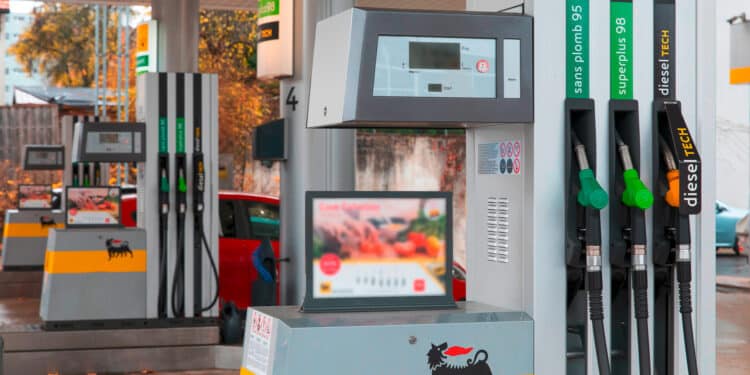 Lunghe file e carburante esaurito anche in Sardegna: “Incredibile esultare per un prezzo altissimo”