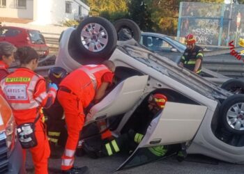 Quartu, auto finisce contro il guardrail: ferita una donna