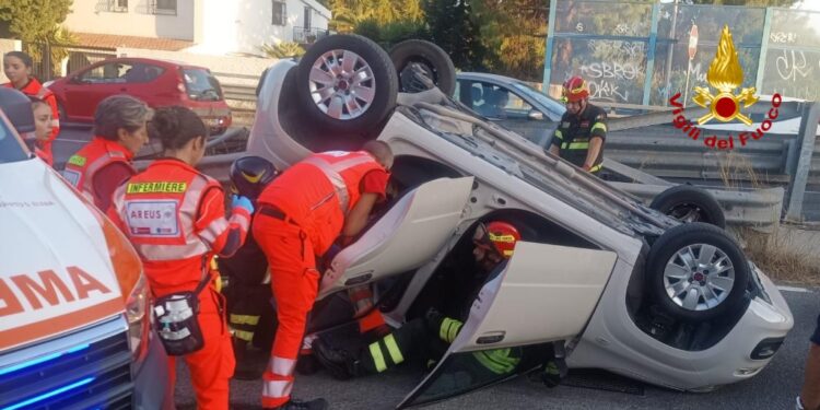 Quartu, auto finisce contro il guardrail: ferita una donna
