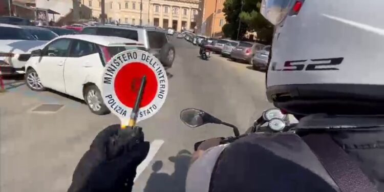 Cagliari, droga di ogni tipo spacciata nel centro storico: due algerini nei guai