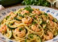 La cultura nel piatto, spaghetti con gamberi rosa, zucchine e vino bianco