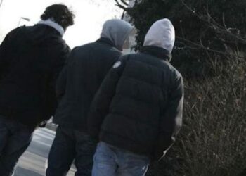Baby gang in azione a Selargius: spedizione punitiva contro un ragazzo con sassi, spranghe e coltelli