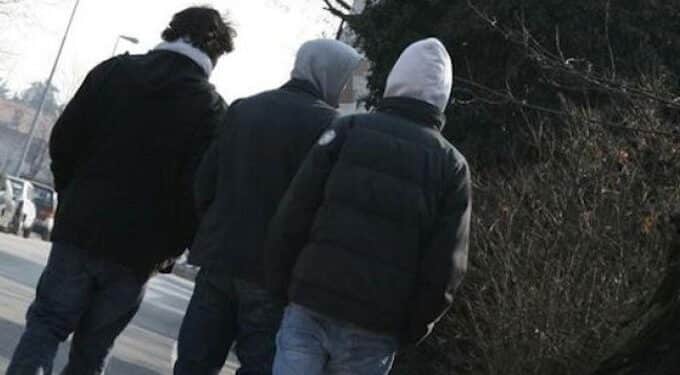 Baby gang in azione a Selargius: spedizione punitiva contro un ragazzo con sassi, spranghe e coltelli