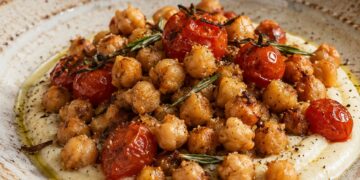 La cultura nel piatto, ceci croccanti con crema di pecorino e pomodorini confit