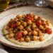 La cultura nel piatto, ceci croccanti con crema di pecorino e pomodorini confit
