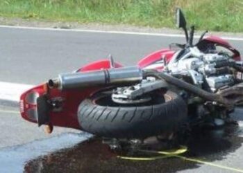 Cagliari, ennesimo incidente stradale paralizza il traffico: scontro tra auto e moto in via del Fangario