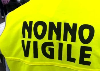 Cagliari, tornano nonno e nonna vigile davanti alle scuole: il servizio sarà gestito dal Comune, ecco le novità