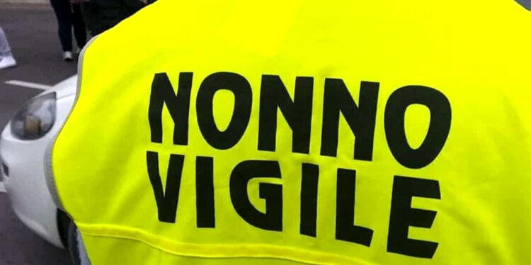 Cagliari, tornano nonno e nonna vigile davanti alle scuole: il servizio sarà gestito dal Comune, ecco le novità