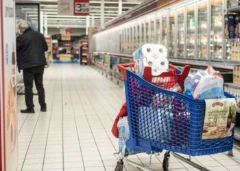 Prezzi alle stelle e inflazione senza freni, stangata d’autunno per i sardi: carburanti, cibo, trasporti piegano le famiglie