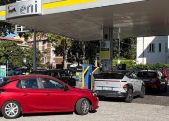 Carburante a prezzi folli in Sardegna, l’effetto Eni c’è: cala il prezzo medio, stop corsa al rialzo