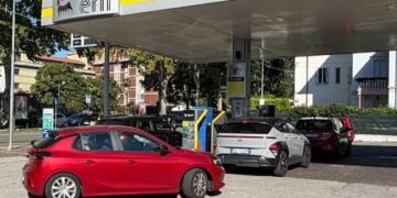 Carburante a prezzi folli in Sardegna, l’effetto Eni c’è: cala il prezzo medio, stop corsa al rialzo
