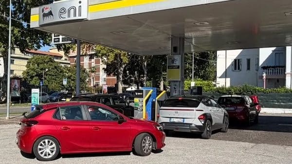 Carburante a prezzi folli in Sardegna, l’effetto Eni c’è: cala il prezzo medio, stop corsa al rialzo