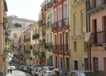 Cagliari, cittadini detective in via Azuni segnalano un luogo pubblico usato come dormitorio