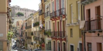 Cagliari, cittadini detective in via Azuni segnalano un luogo pubblico usato come dormitorio