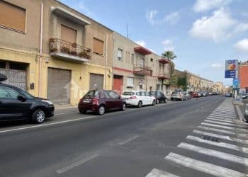 “Cagliari, in via Riva Villasanta ci ignorano: paghiamo la Tari ma la strada la spazziamo noi”