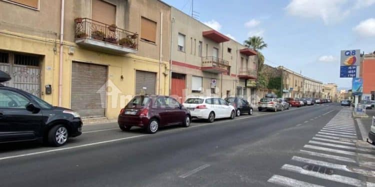 “Cagliari, in via Riva Villasanta ci ignorano: paghiamo la Tari ma la strada la spazziamo noi”