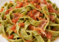 La cultura nel piatto: tagliatelle verdi al prosciutto crudo