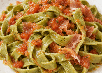 La cultura nel piatto: tagliatelle verdi al prosciutto crudo