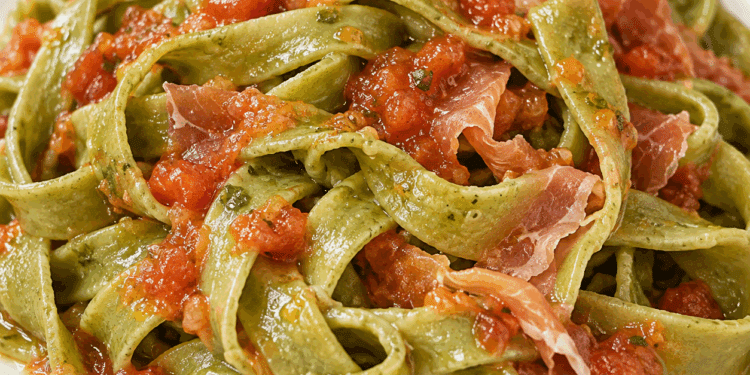 La cultura nel piatto: tagliatelle verdi al prosciutto crudo