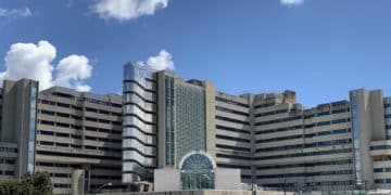 Giallo al Brotzu di Cagliari: 25enne in ospedale ferito da un colpo di pistola ma è mistero