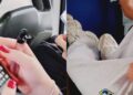 Cagliari, a bordo dei pullman senza regole e rispetto: piedi sui sedili, sigaretta in bocca e smartphone in mano