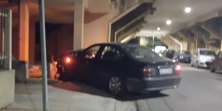 Assemini, auto si schianta contro un muro in pieno centro: paura in via Carife