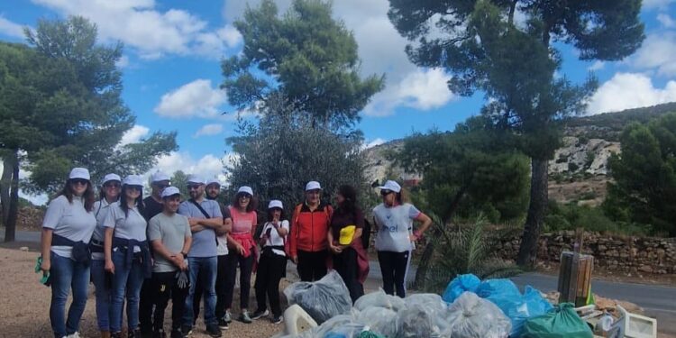 Cagliari, cinquanta lavoratori Enel insieme a Legambiente liberano dai rifiuti la spiaggia di Calamosca