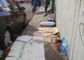 Cagliari, in via Venturi il marciapiede si trasforma in camera da letto