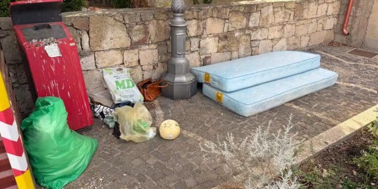 Abbandono di rifiuti a Giba, in via Umberto I “aperto un B&B senza breakfast”