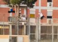Rivolta nel centro di prima accoglienza di Monastir, i migranti devastano la struttura e aggrediscono le forze dell’ordine