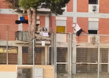 Rivolta nel centro di prima accoglienza di Monastir, i migranti devastano la struttura e aggrediscono le forze dell’ordine