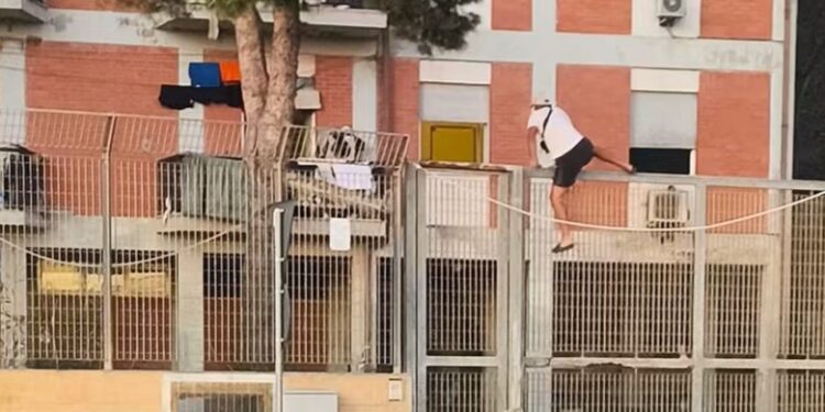 Rivolta nel centro di prima accoglienza di Monastir, i migranti devastano la struttura e aggrediscono le forze dell’ordine