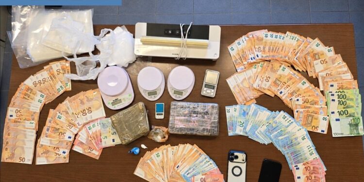 Operazione antidroga nel Sulcis, arrestato un 39enne: sequestrati 2 kg di cocaina