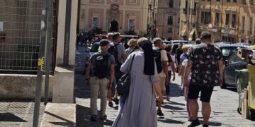 Cagliari, a Castello gruppi di turisti in mezzo alla strada senza regole e controlli