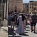 Cagliari, a Castello gruppi di turisti in mezzo alla strada senza regole e controlli