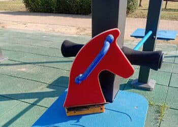 Monserrato, inciviltà al parco della Memoria: ragazzini scatenati distruggono i giochi dei bambini
