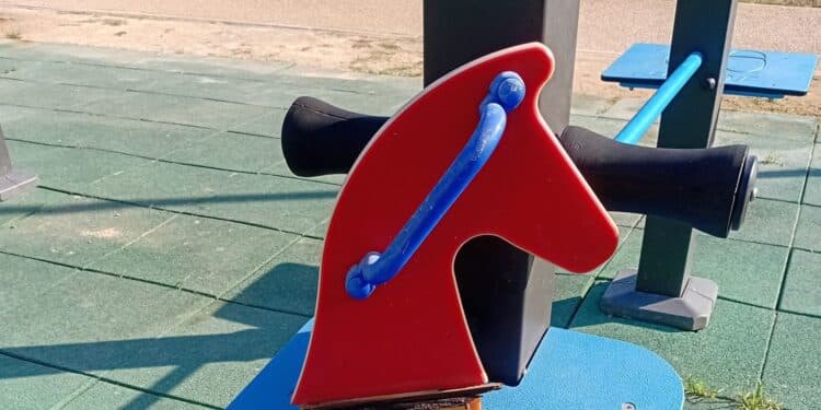Monserrato, inciviltà al parco della Memoria: ragazzini scatenati distruggono i giochi dei bambini