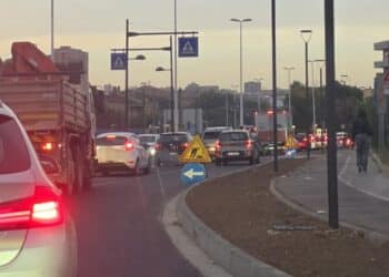 In via Vesalio pista ciclabile inutilizzata e in strada è il caos: mezz’ora per entrare a Cagliari