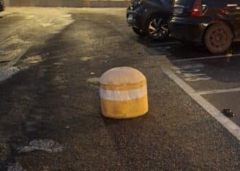 Cagliari, al Brotzu dissuasori di cemento spostati e lasciati in mezzo ai parcheggi: “Un pericolo inaccettabile”