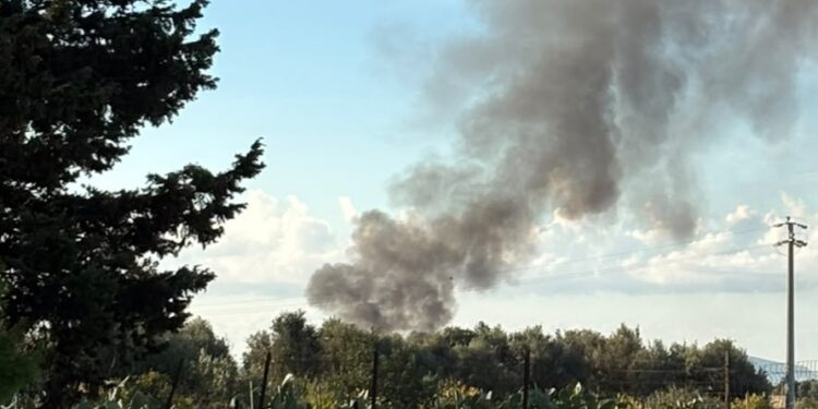 Miasmi causati da incendi e roghi a ridosso della statale, cittadini in rivolta a Selargius: “Basta”