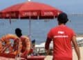 Scampato pericolo a Torre delle Stelle, 4 turisti in balia delle onde salvati da un bagnino
