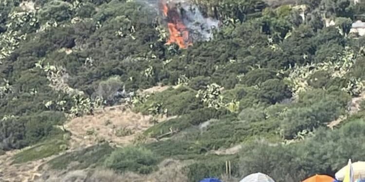 Torre delle Stelle, fuoco in mezzo alla vegetazione a pochi passi dai bagnanti