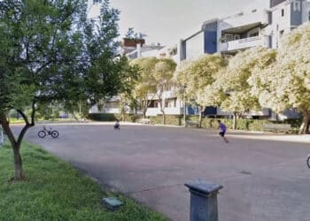 Cagliari, la targa dedicata alle vittime della strada distrutta da alcuni giovani: “Danneggiare l’arredo pubblico è ‘Figo’?”
