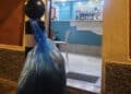 Selargius, artigiano lascia appesa ad un palo una busta con le paste avanzate per chi ha bisogno: scoppia la polemica