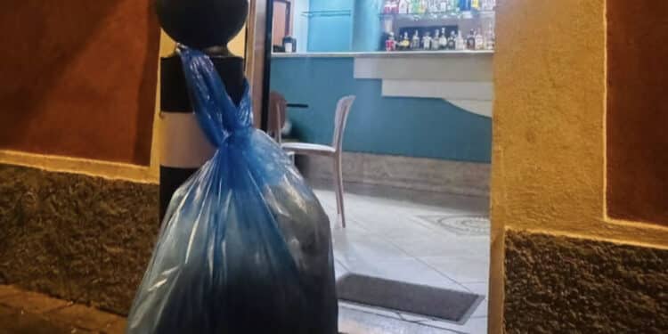 Selargius, artigiano lascia appesa ad un palo una busta con le paste avanzate per chi ha bisogno: scoppia la polemica